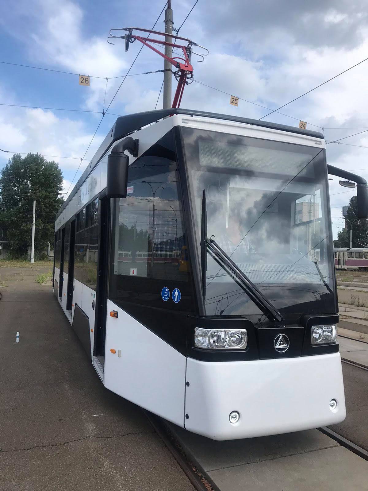 Киевлянам показали новые трамваи, которые похожи на сапог: появилось фото